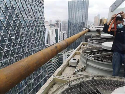 當冷卻塔和水泵置于系統低點時，需注意哪些？,冷卻塔和冷卻水泵安裝位置